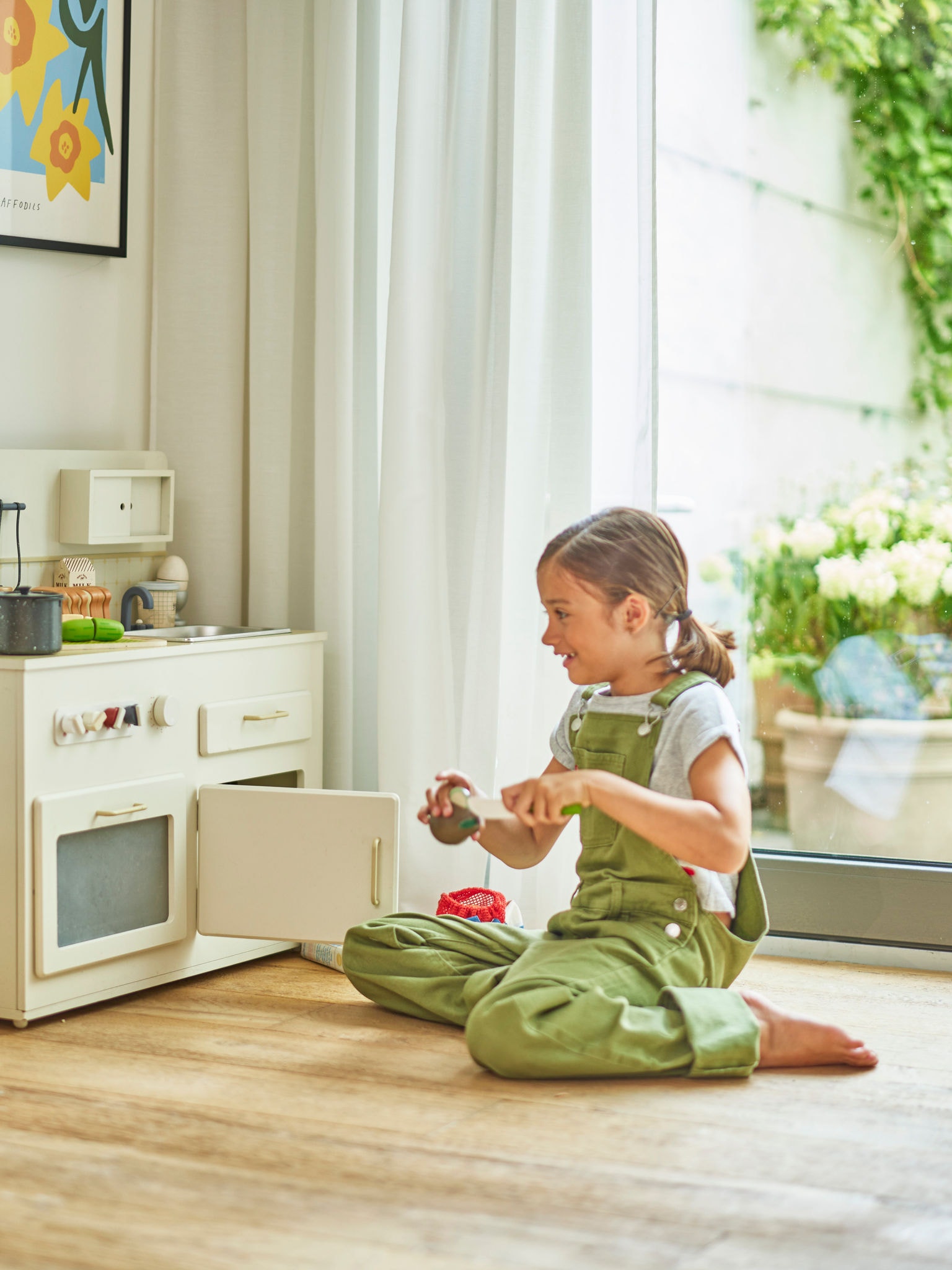 Niño jugando en el suelo de una casa con una temperatura agradable y un equipo de aerotermia del tamaño adecuado