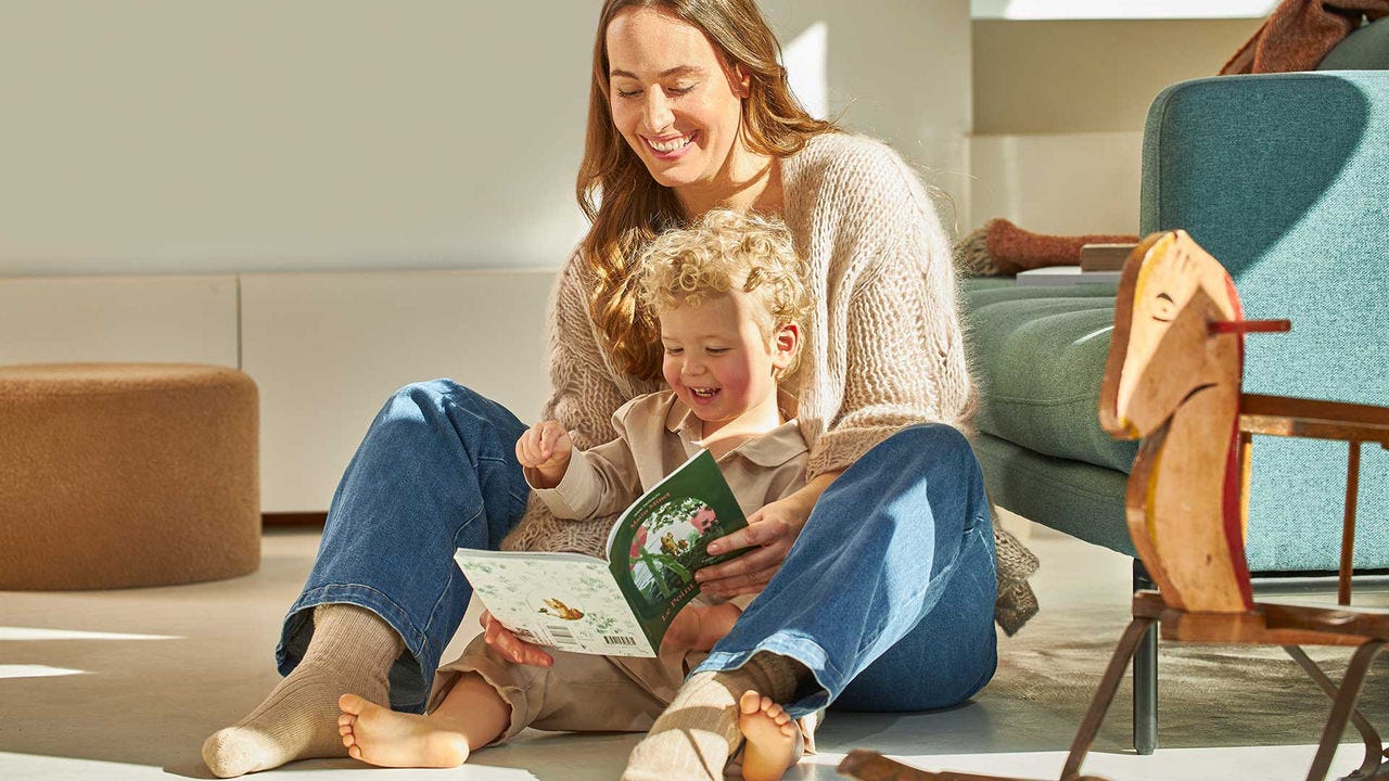 Madre e hijo leyendo un cuento en el salón