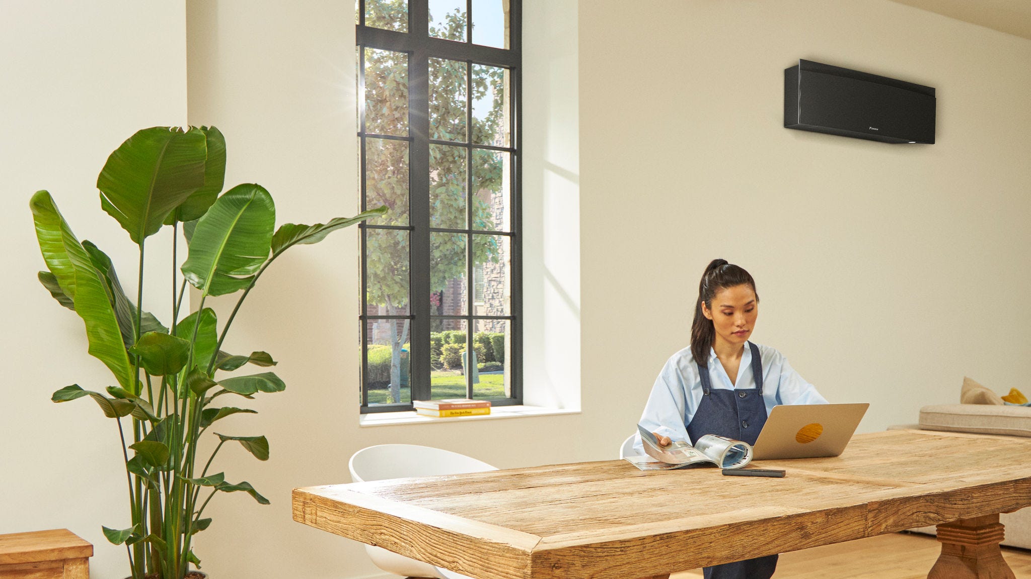 Mujer comprueba la eficiencia energetica de su aire acondicionado con bomba de calor