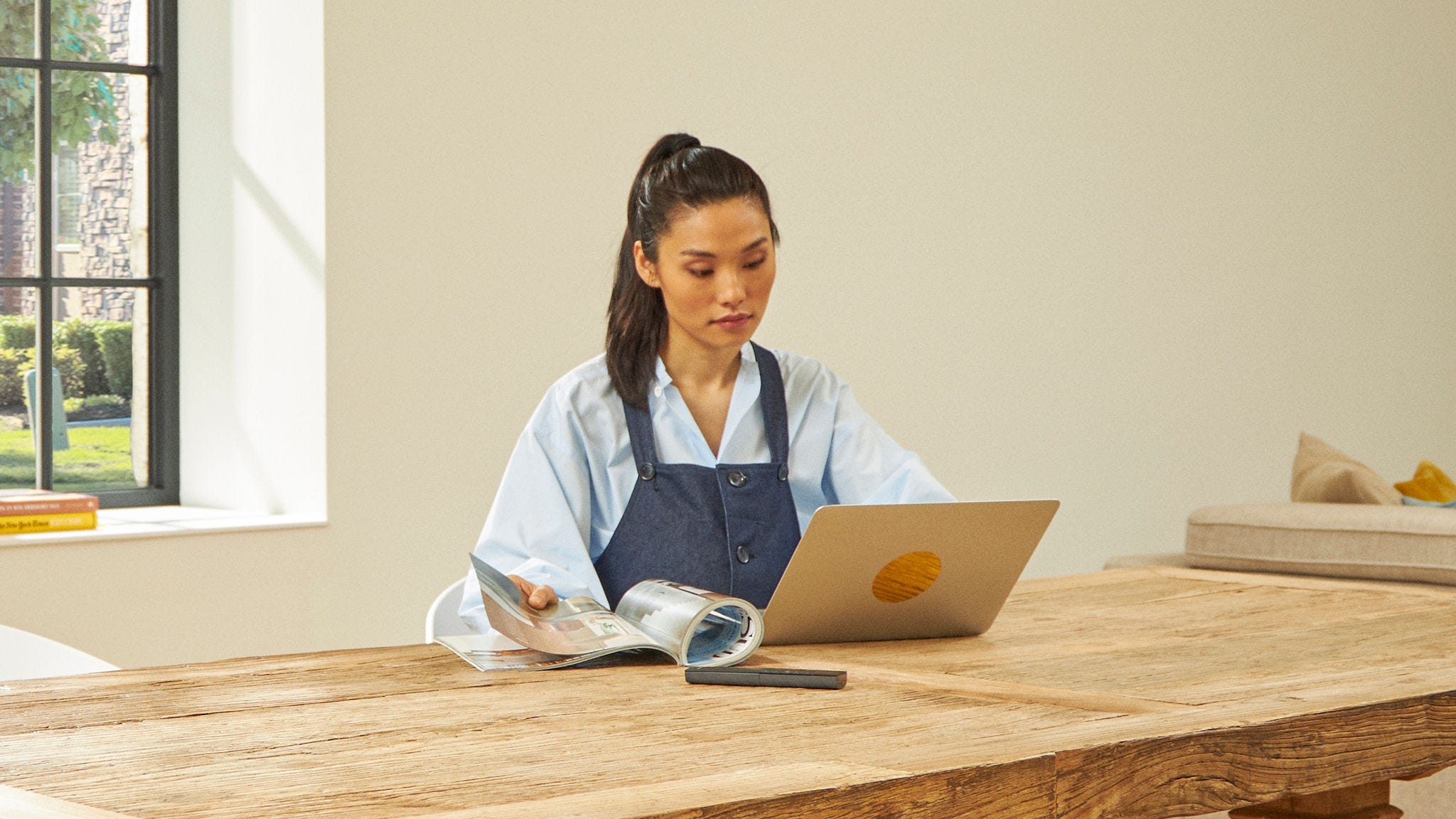 Mujer mirando los contratos de mantenimiento de Stand By Me