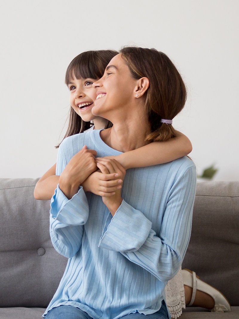 Madre e hija consumiendo menos de 1€ al día gracias a los equipos de aire acondicionado de Daikin