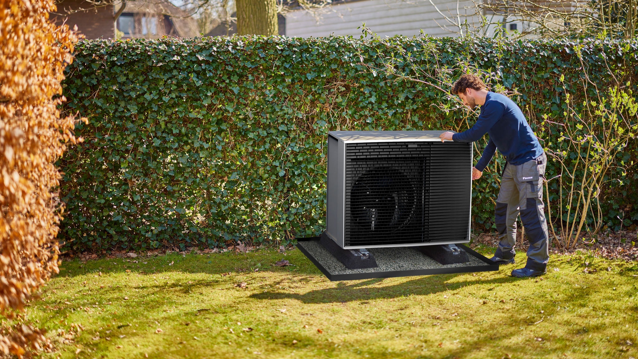 Técnico oficial de Daikin instalando una unidad exterior de aerotermia