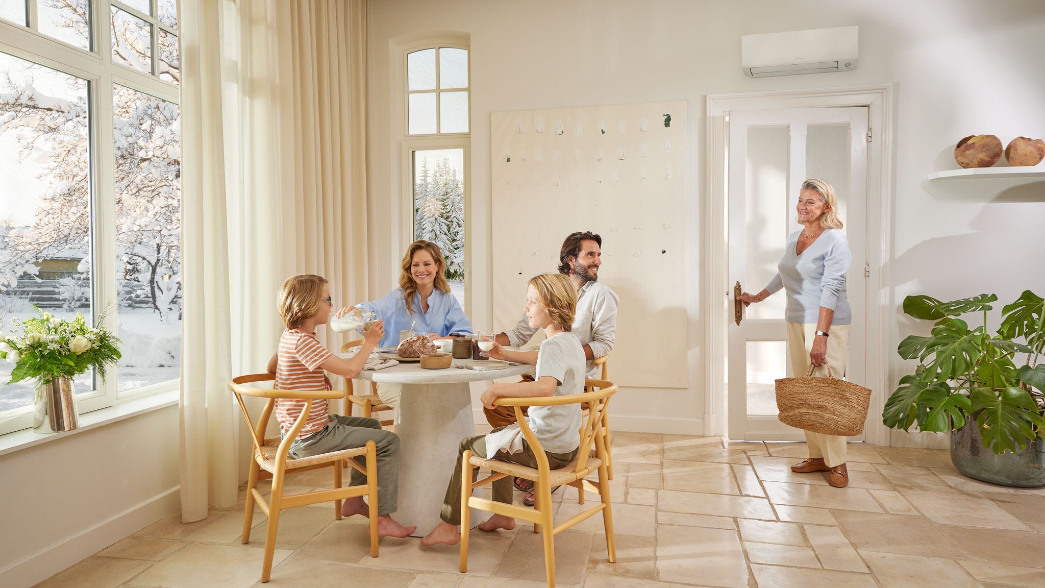 Familia relajándose en el salón, disfrutando del confort y la calidez que proporcionan las soluciones de confort doméstico de Daikin