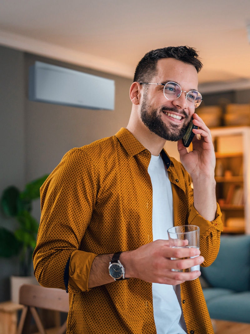 Hombre utilizando el servicio postventa de Daikin