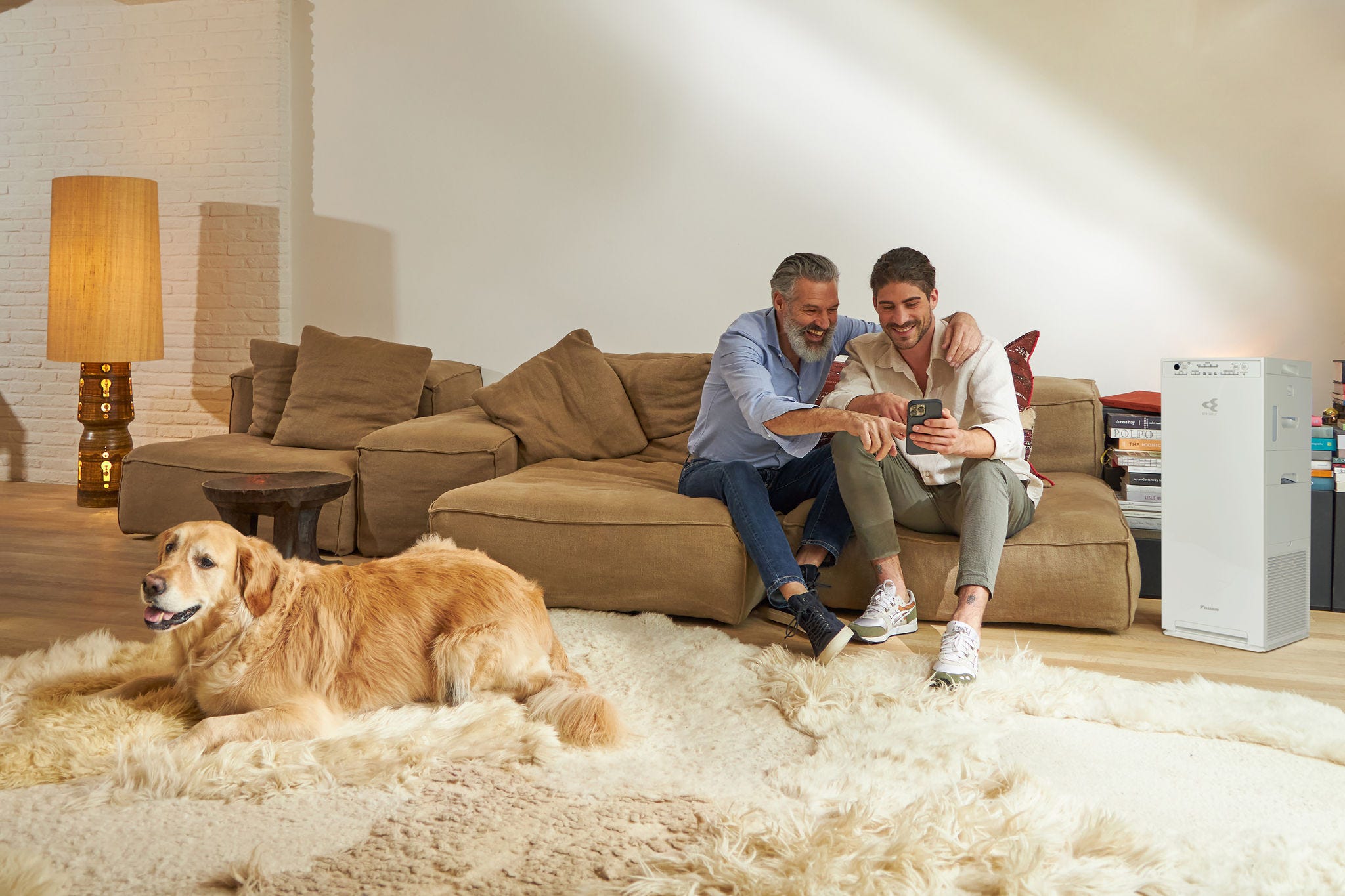 Una familia disfruta de las ventajas de las últimas tecnologías en purificadores de aire