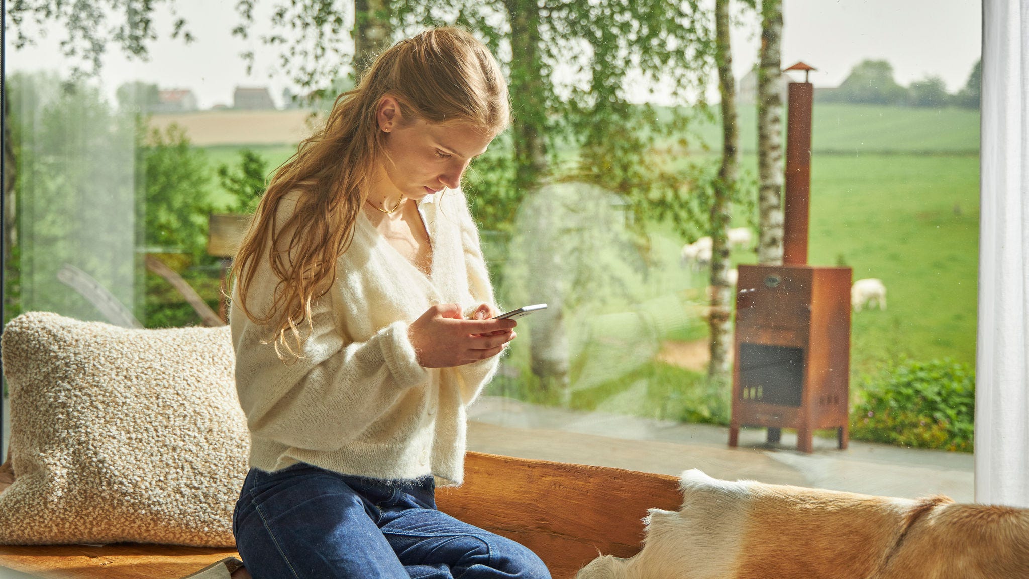 Una mujer comprobando en su smartphone los incentivos del Gobierno