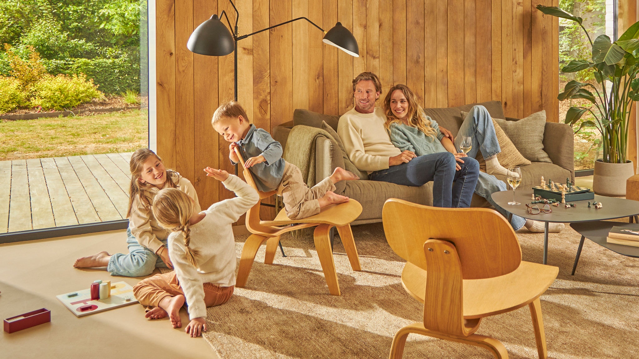 Familia se divierte en su casa climatizada por aerotermia Daikin
