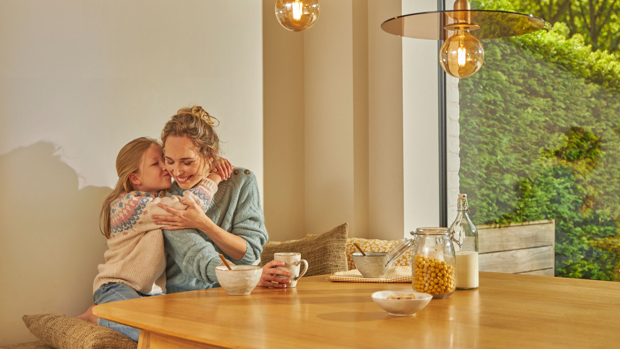 Madre e hija disfrutan del desayuno en su hogar