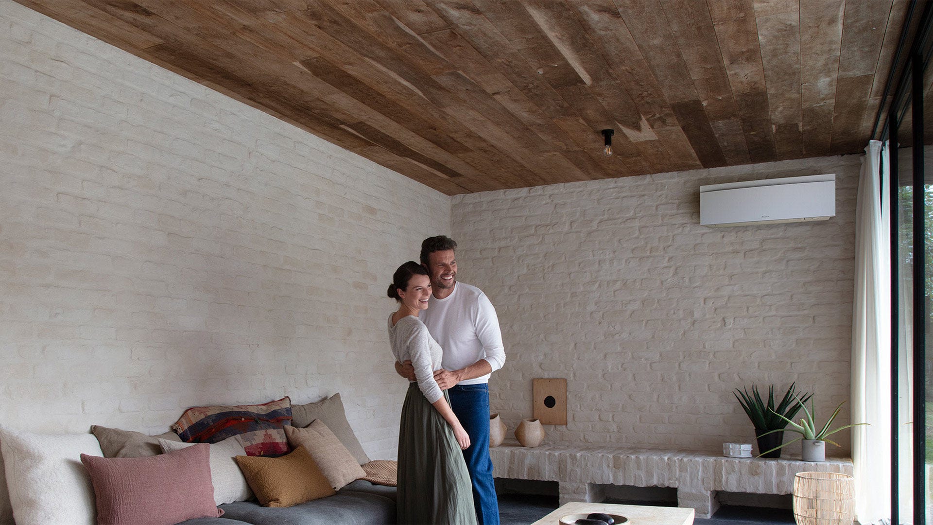 Pareja disfrutando del aire acondicionado de Daikin