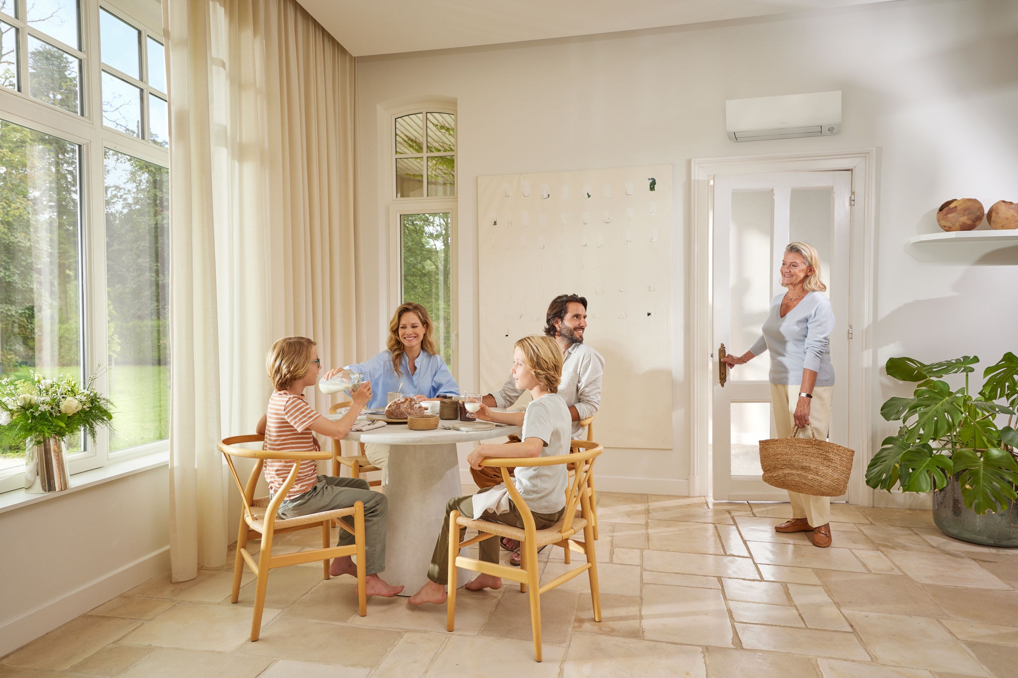 Familia disfrutando de una comida sin malor oleres por el aire acondicionado