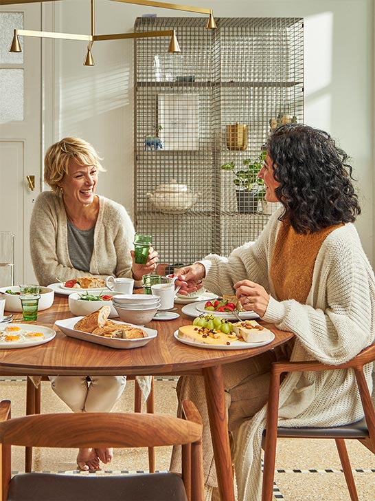Dos mujeres comiendo en la mesa