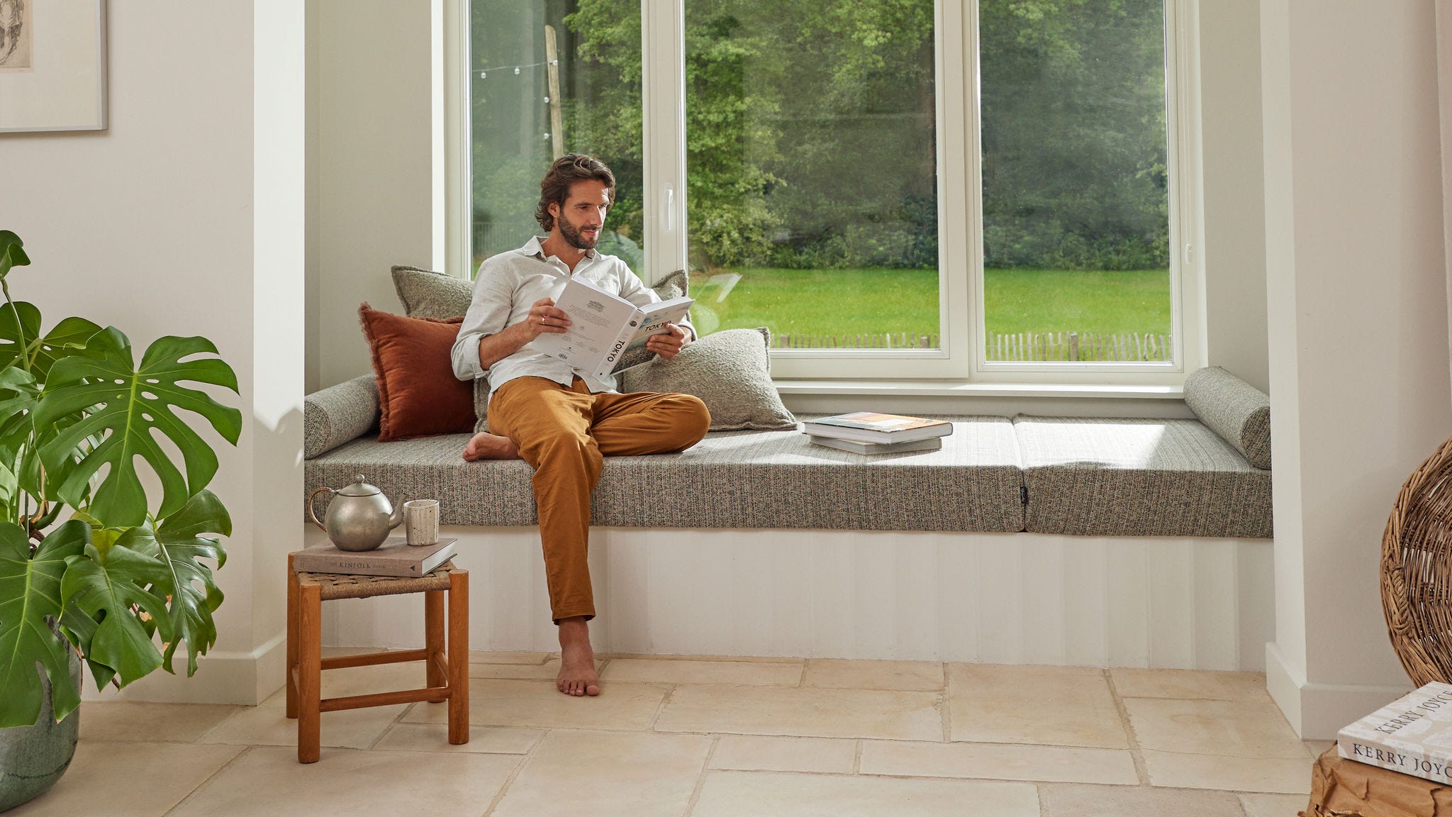 Hombre en su casa tranquilo y leyendo el periódico