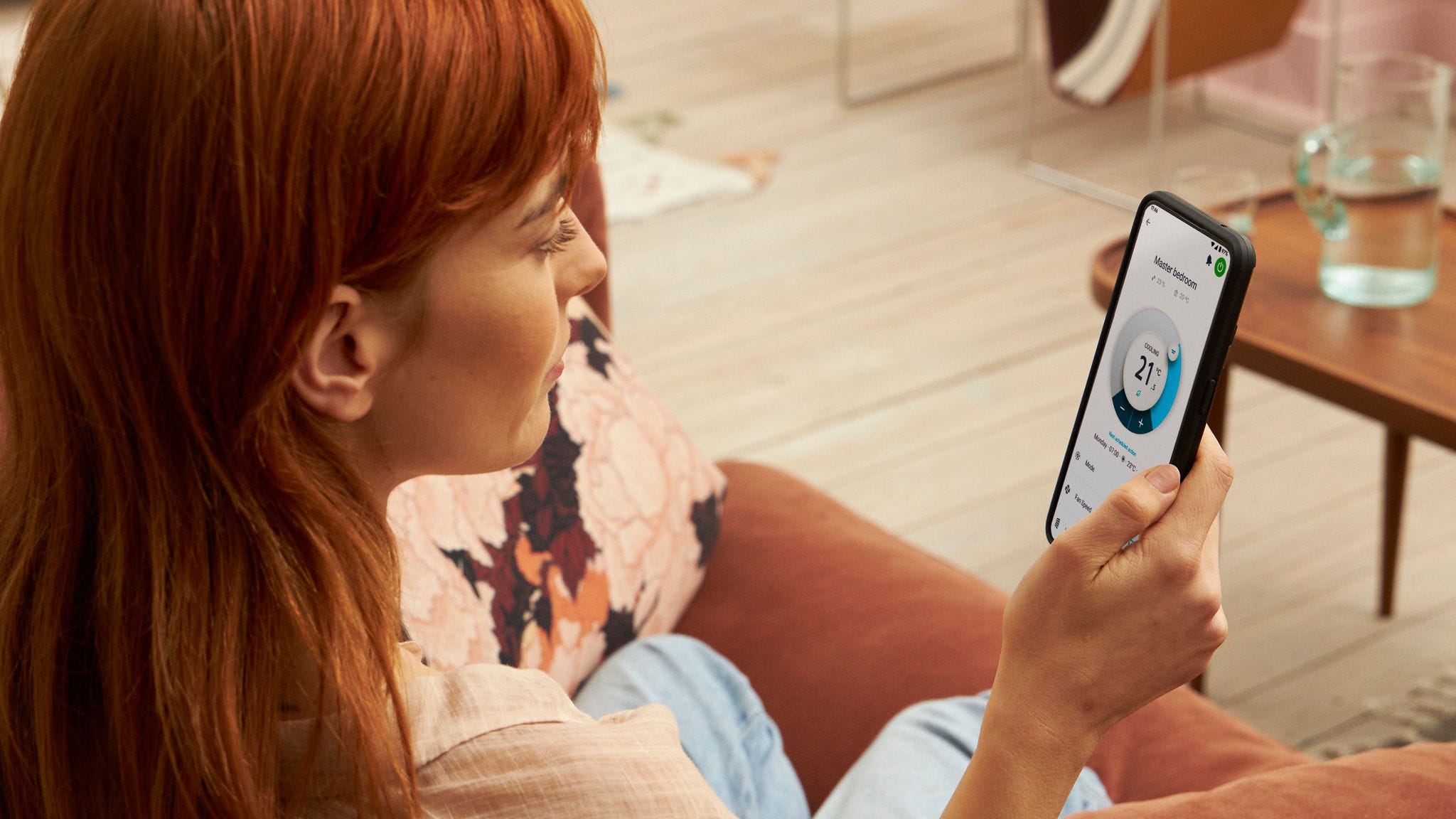 Una mujer utiliza una aplicación para controlar su calefacción