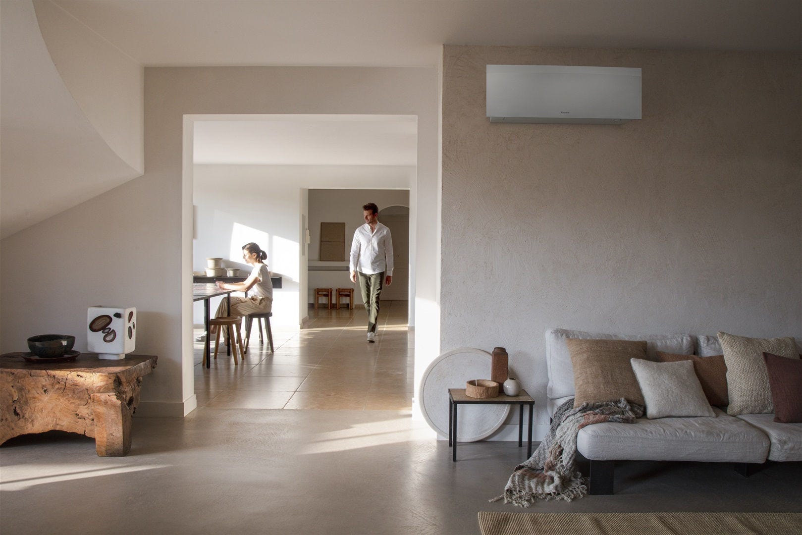 Pareja disfrutando del aire acondicionado de Daikin