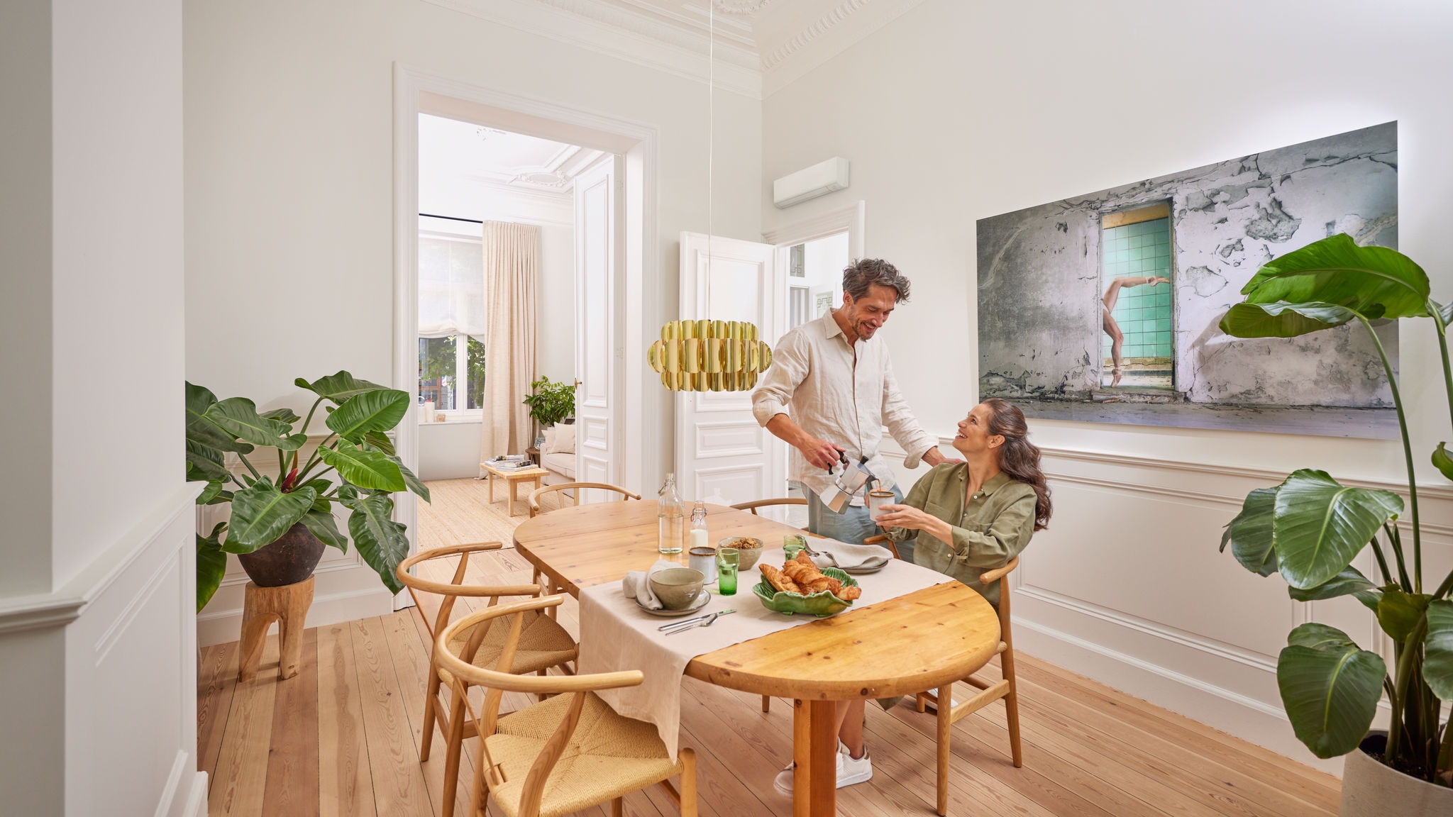 Pareja en casa disfrutando de su aire acondicionado recien instalado