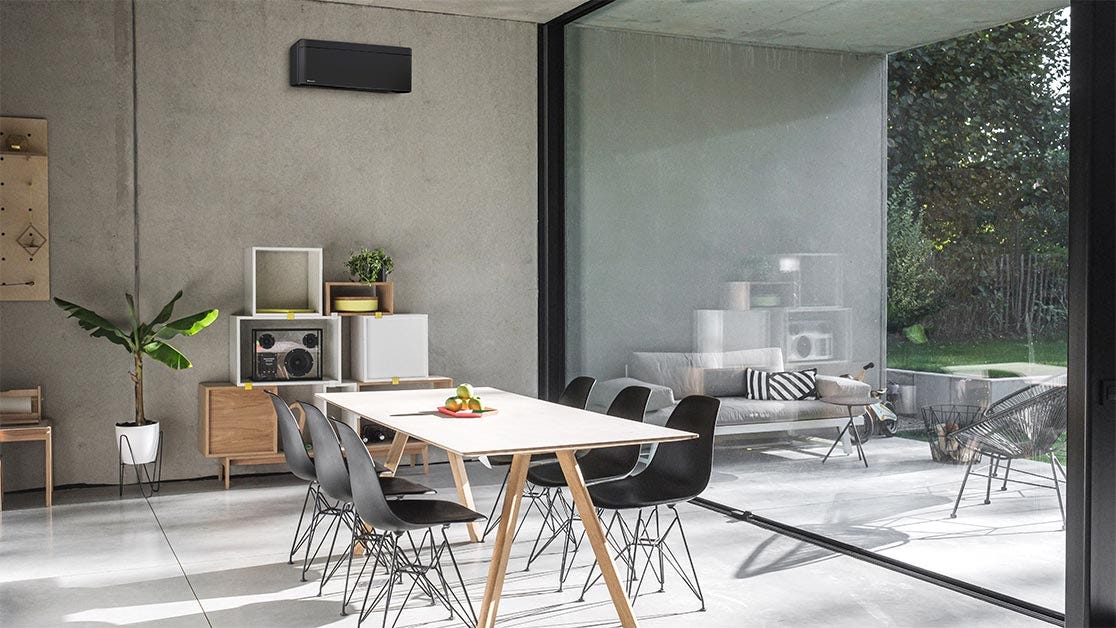 Sala de estar decorada con estilo, con un climatizador de pared blanco