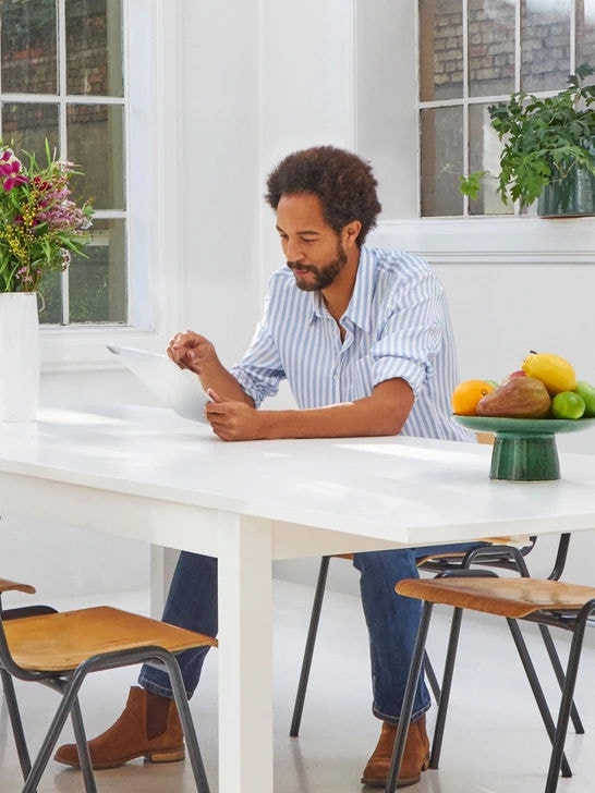 Hombre controlando su aire acondicionado Daikin desde su tablet