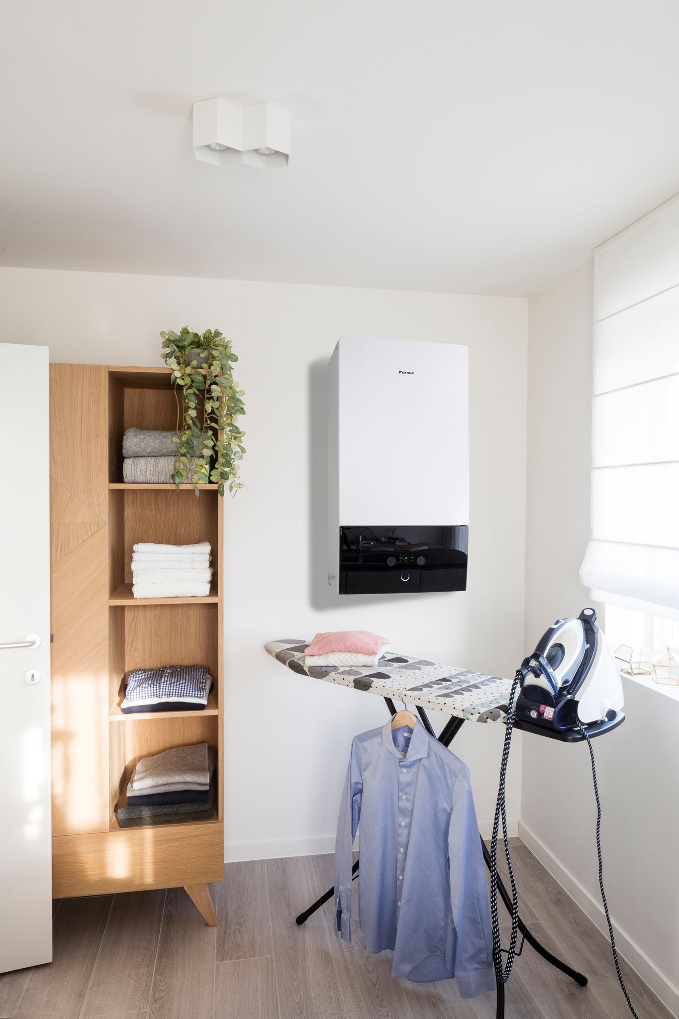 Unidad interior Daikin Altherma conectada con paneles solares instalada en el cuarto de la colada
