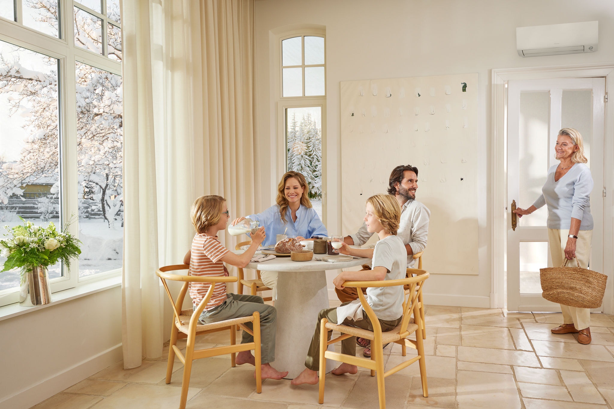 Familia feliz en un hogar perfectamente climatizado por aire acondicionado en invierno