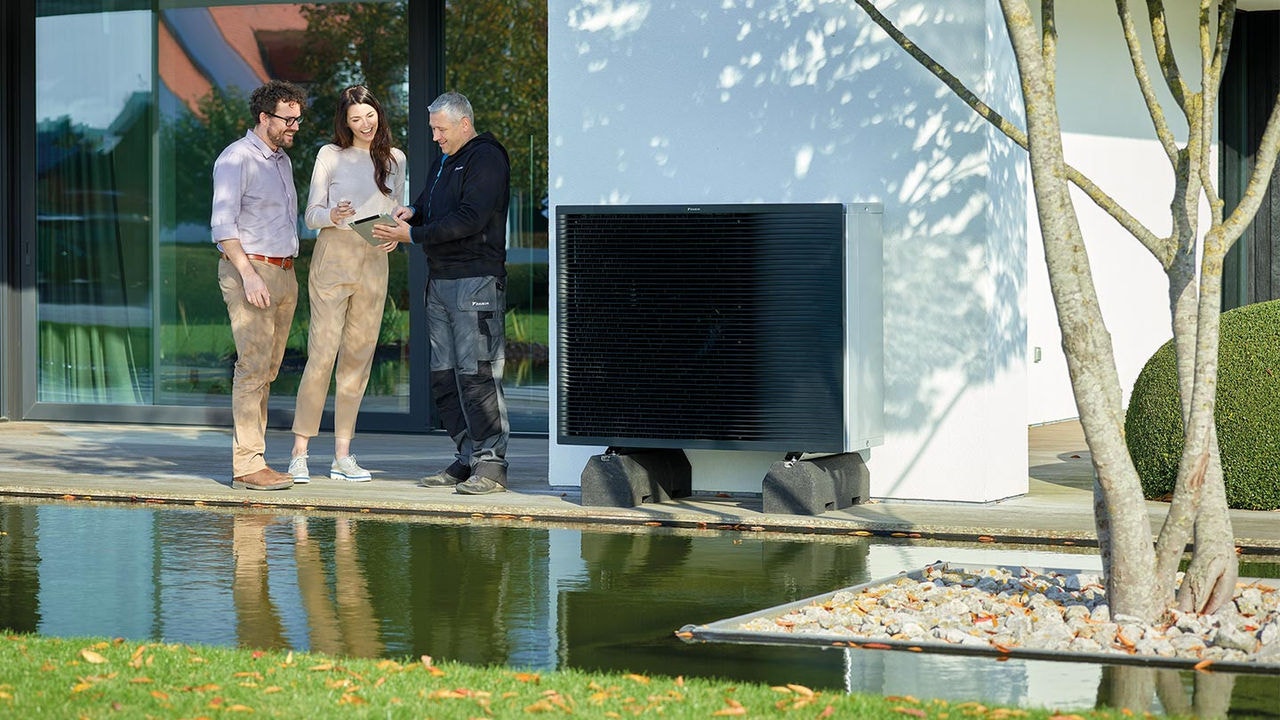 Experto de Daikin explicando los mejores equipos Daikin pensados para su hogar