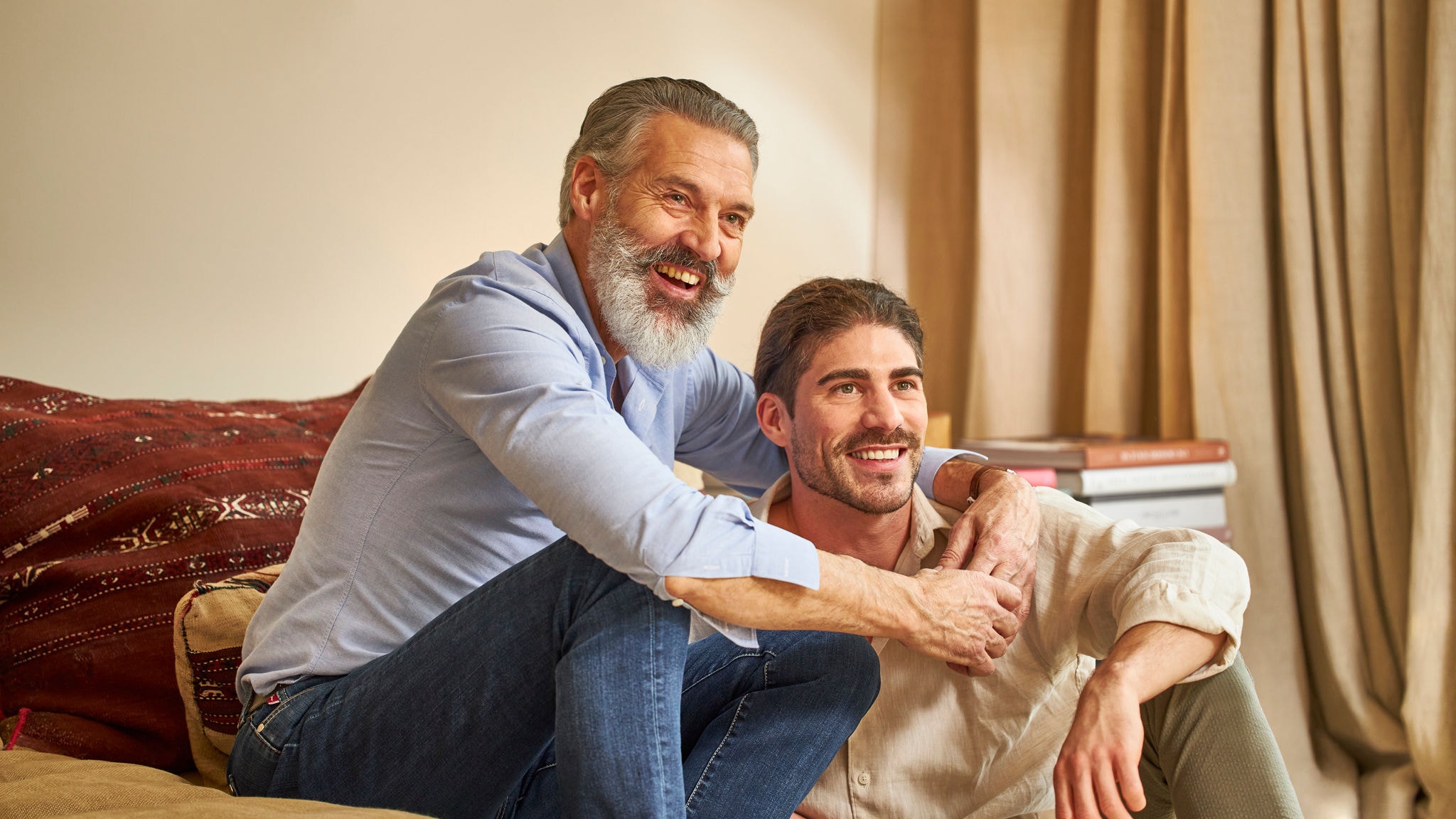 Padre e hijo felices en su casa climatizada por fan coils por aerotermia