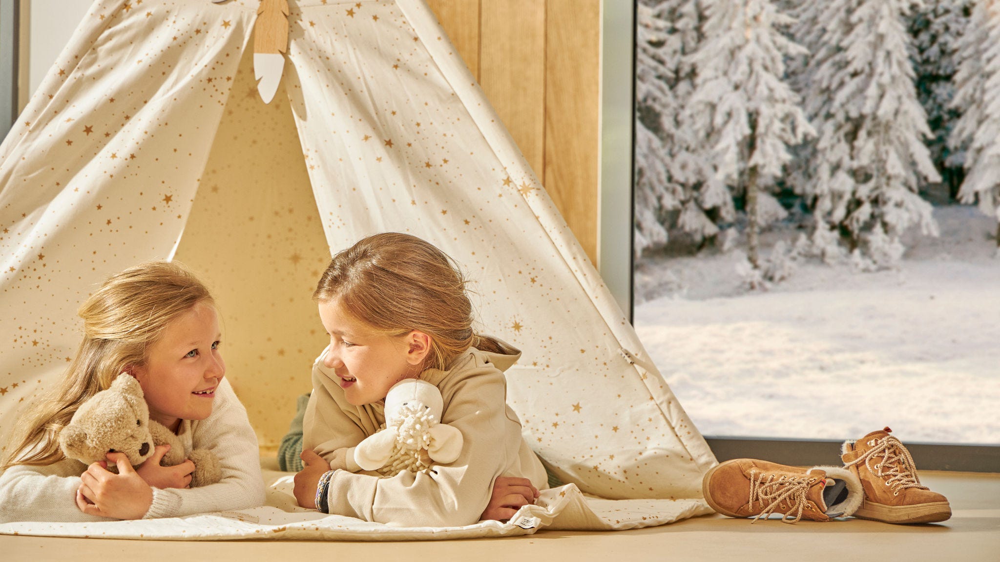 Niñas juegan y disfrutan del suelo radiante por aerotermia