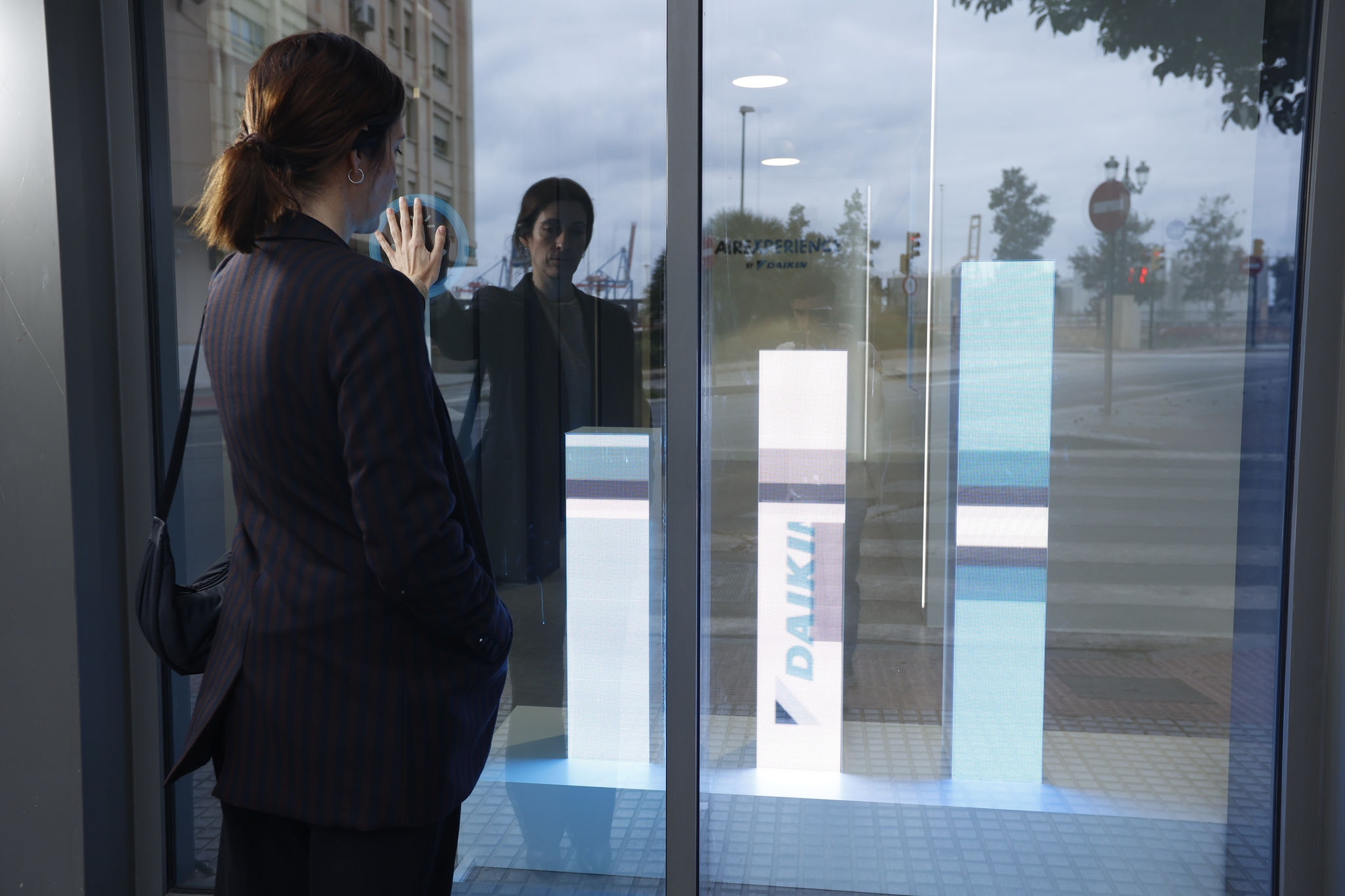 Chica probando la experiencia interactiva de AireXperience