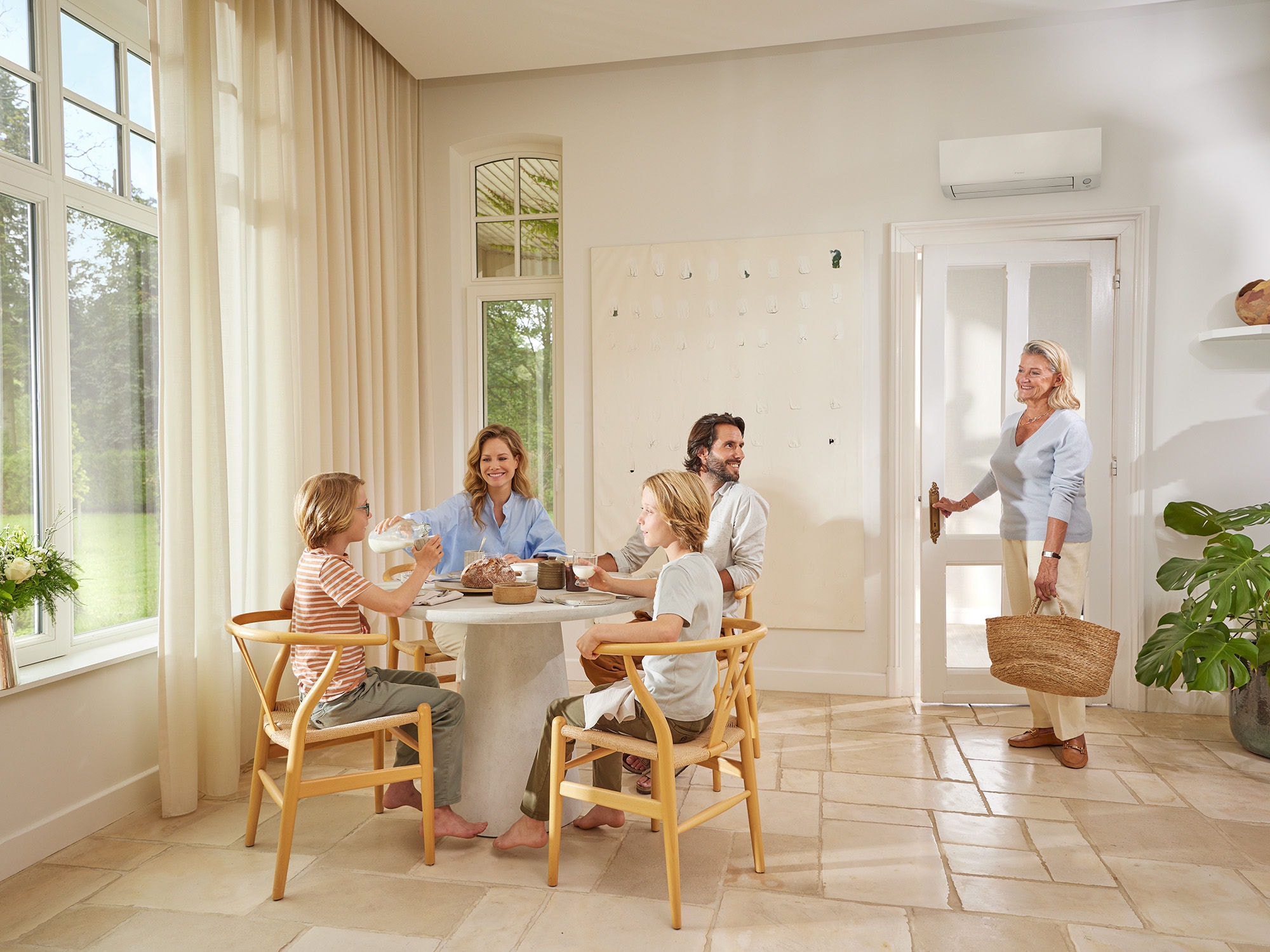 Familia desayunando en el comedor de su hogar