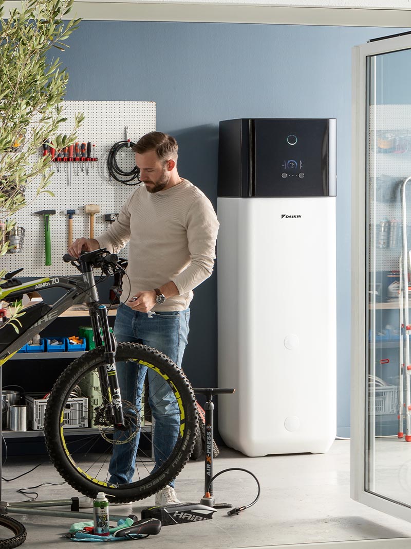 Hombre disfrutando del servicio postventa de Daikin