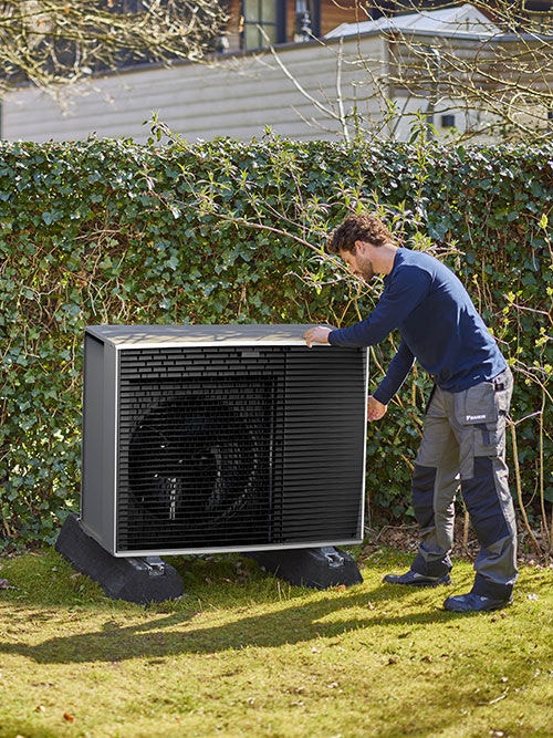 Técnico de Daikin reparando una unidad exterior