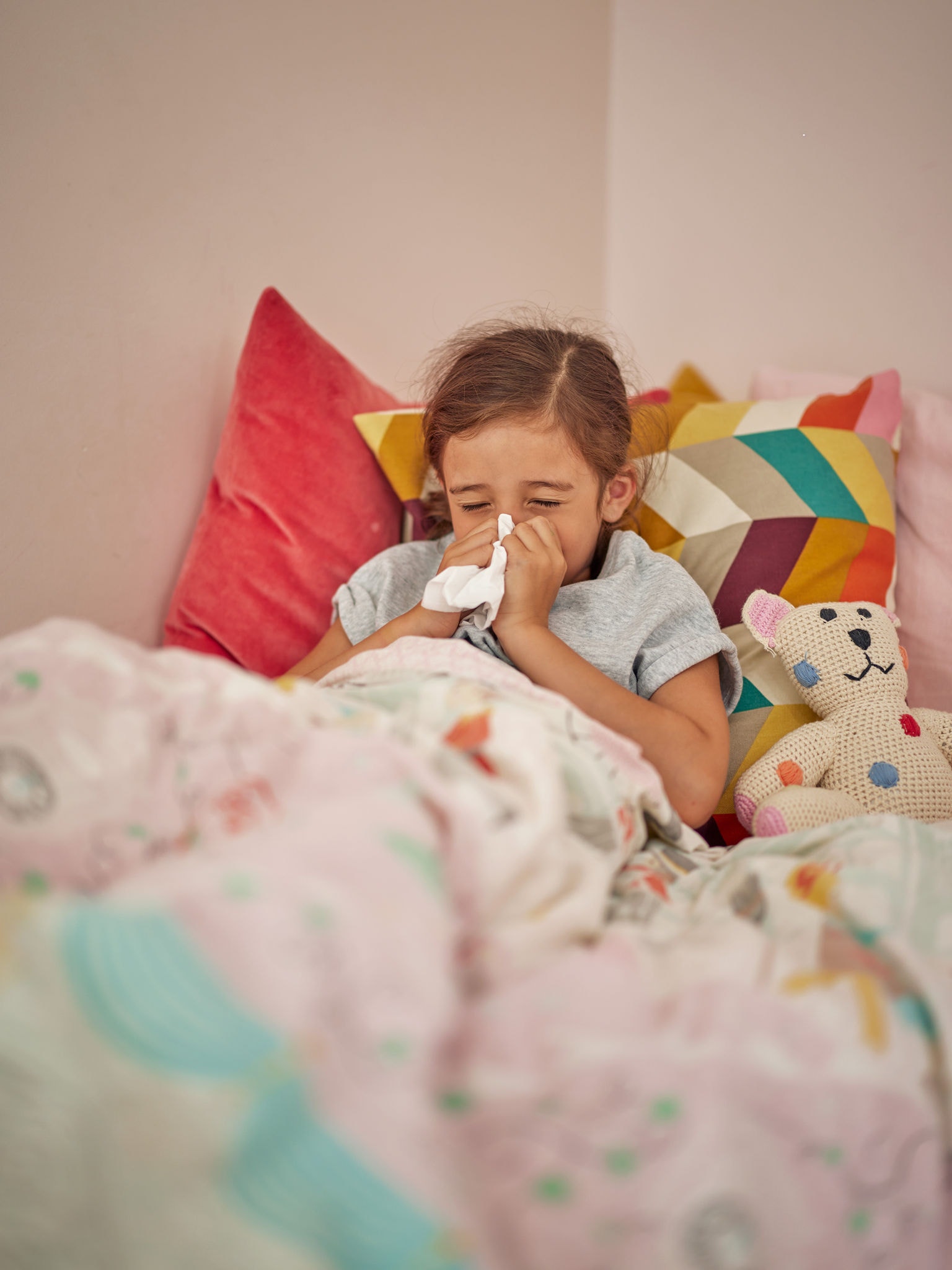 Niño afectado por virus respiratorios debidos al polvo doméstico