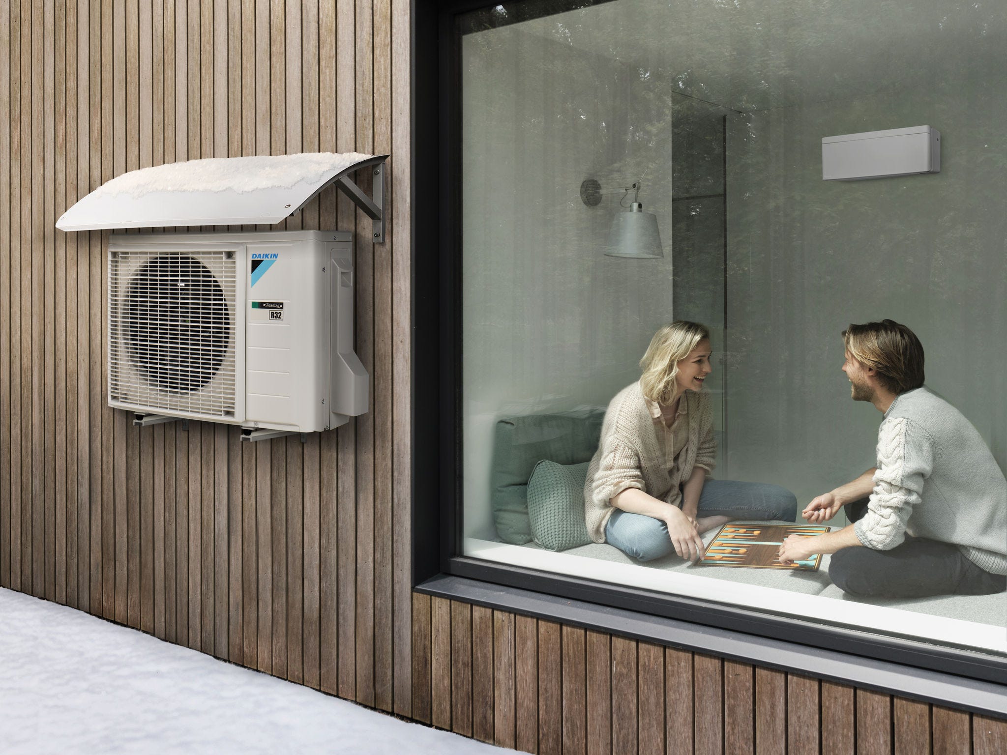 Pareja disfrutando de su hogar climatizado por aerotermia de bajo consumo