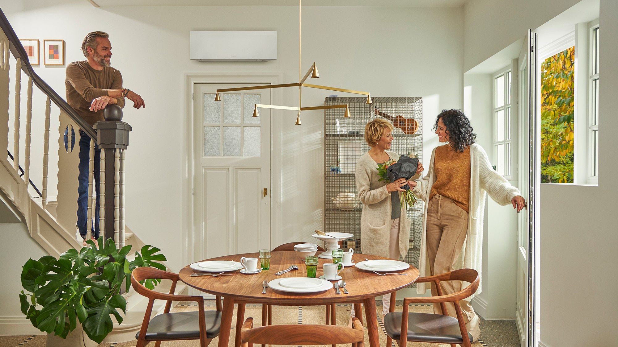Familia hablando en el salón comedor de su hogar