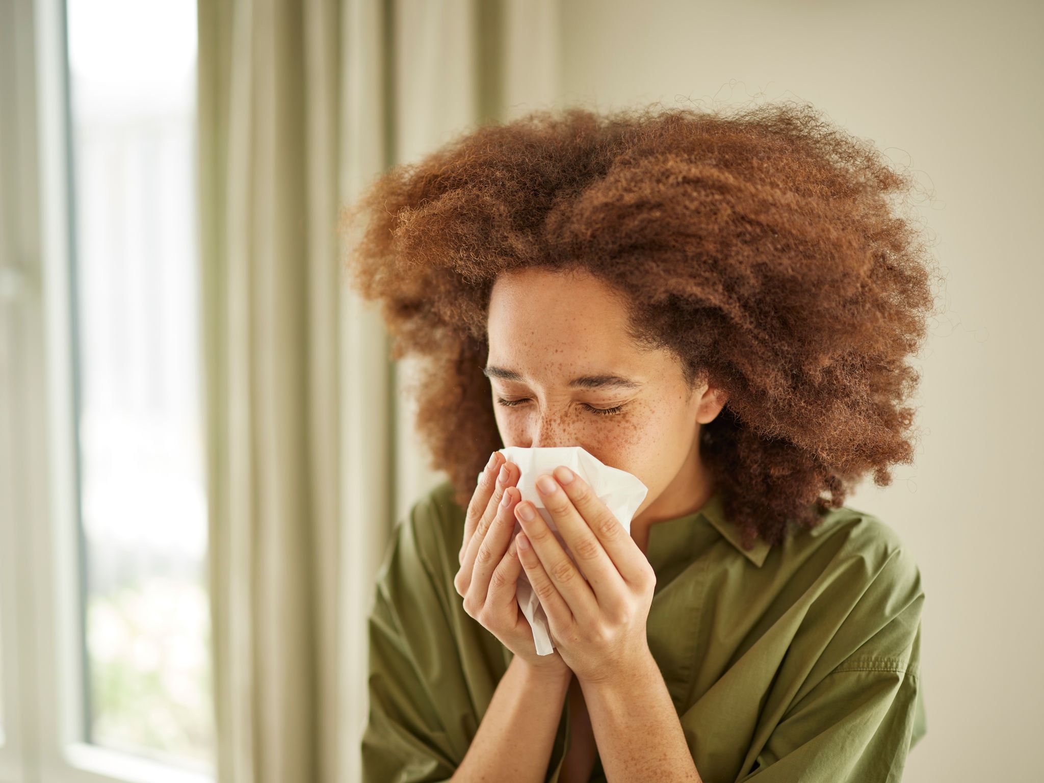 Mujer con problemas de alergia