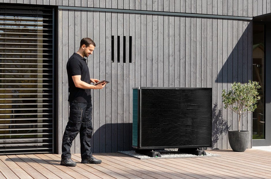 Instalador con una unidad exterior Daikin Altherma