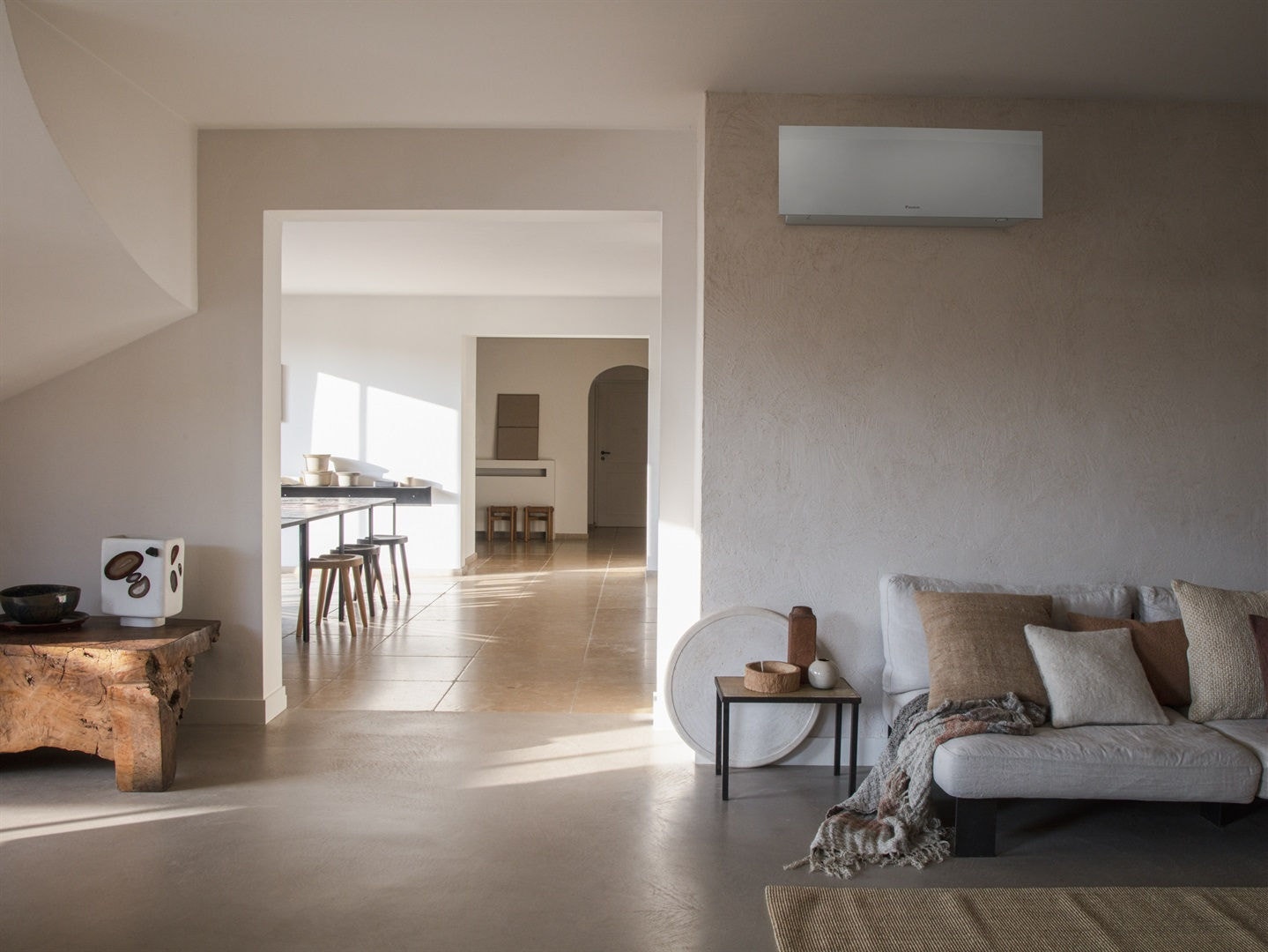 Casa climatizada con un equipo de aire acondicionado Daikin en perfecto funcionamiento.