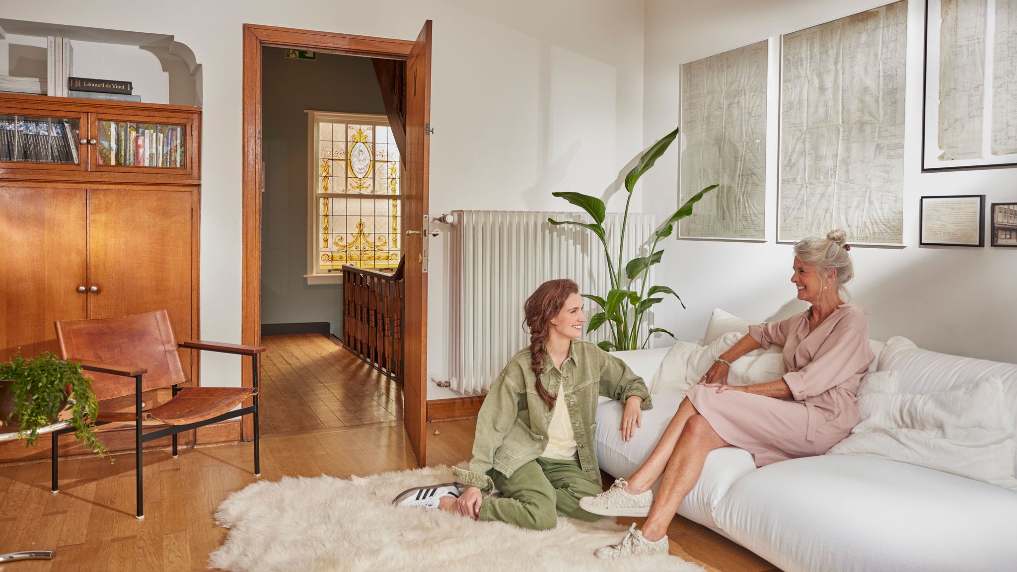 Mujeres disfrutan de un momento agradable en casa