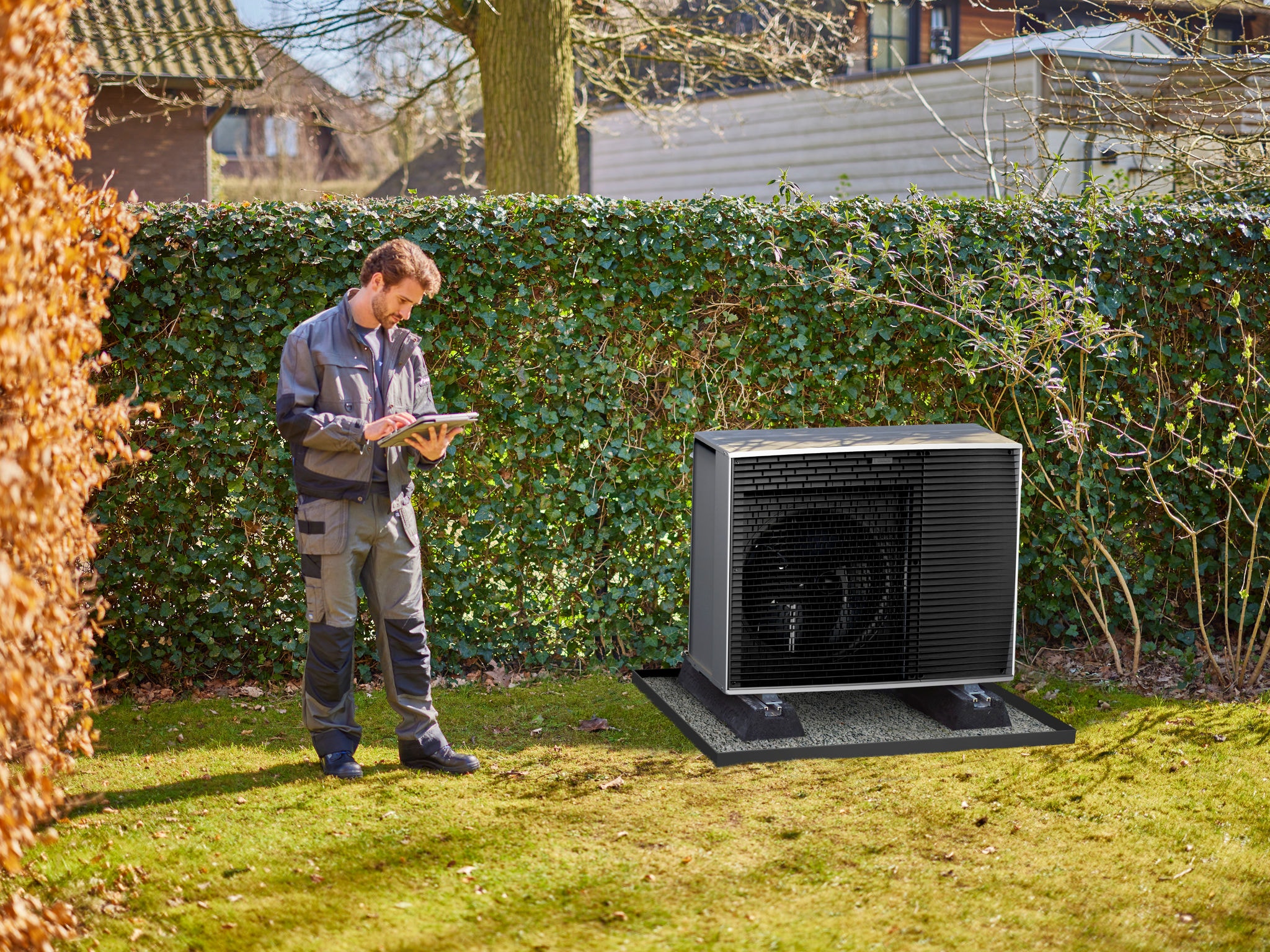 Técnico de Daikin junto a una unidad exterior de aerotermia Daikin