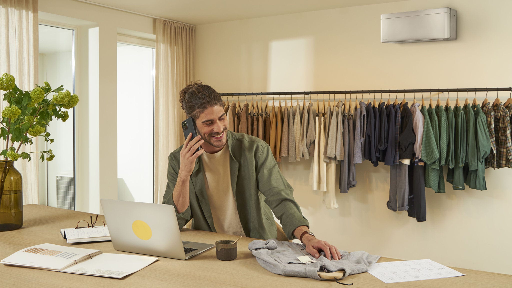 Hombre habla por teléfono en el trabajo