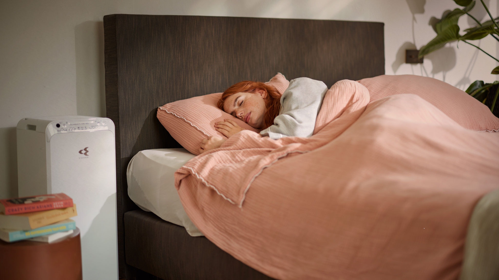 Una mujer duerme bien gracias a un purificador de aire