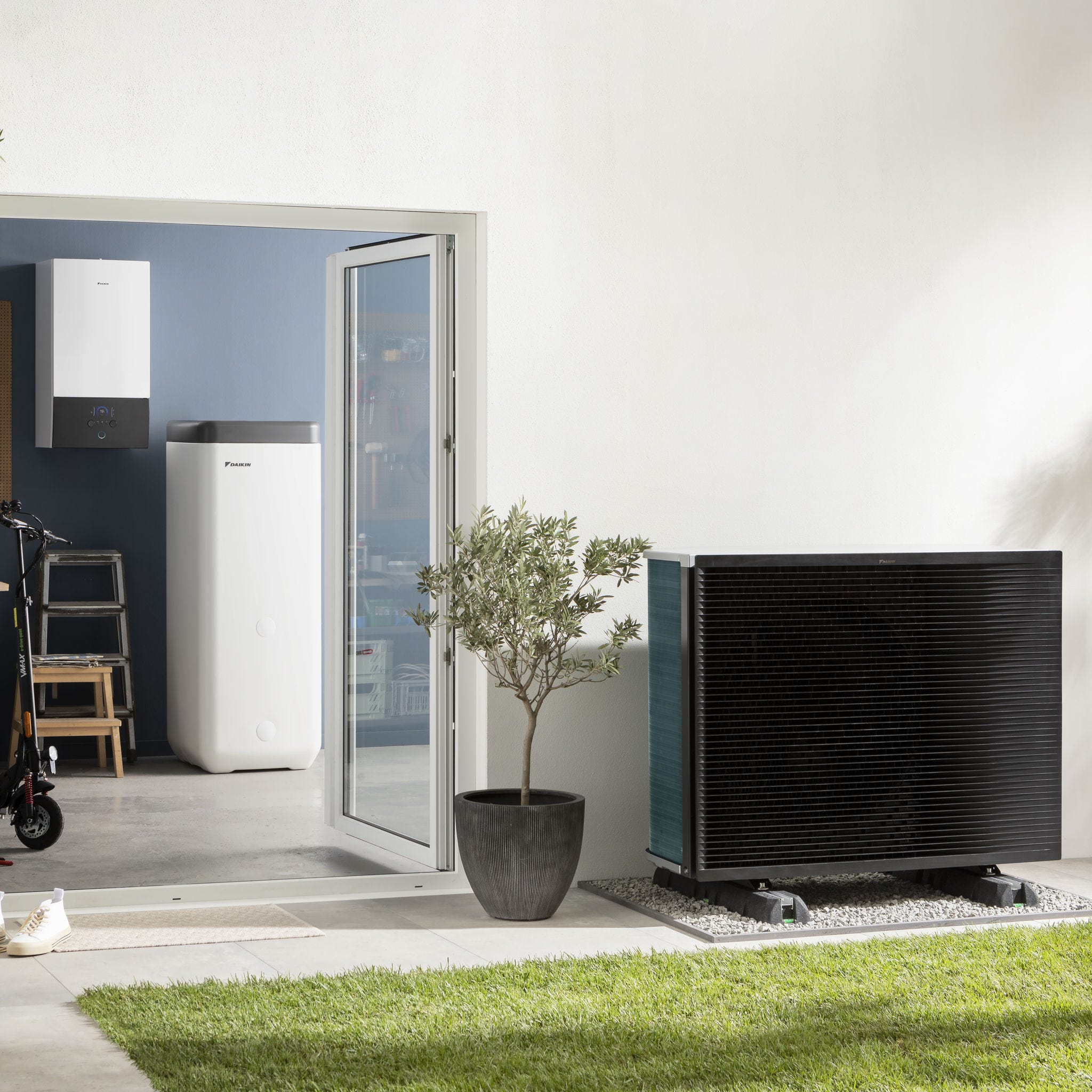 Unidad exterior del equipo de aerotermia en el jardín