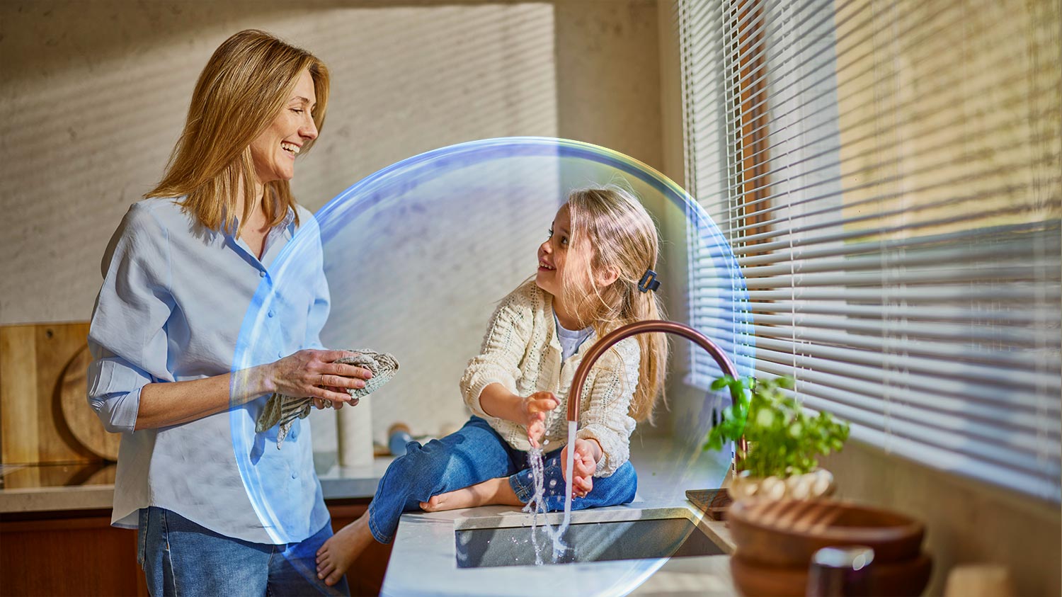 Madre e hija disfrutando del agua caliente proporcionada por la aerotermia de Daikin