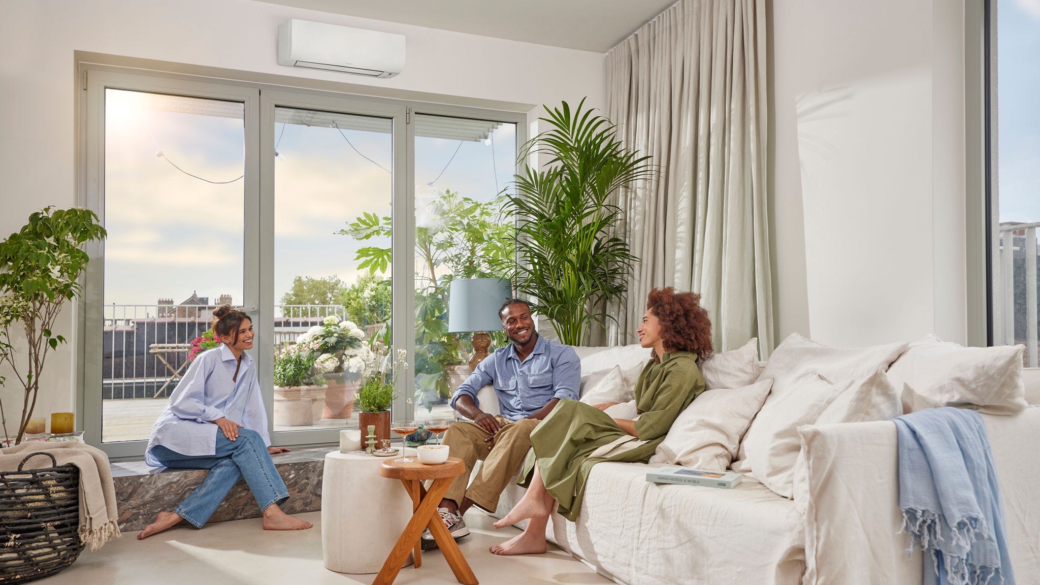 amigos disfrutas de un buen clima gracias a una instalación de aire acondicionado sin errores