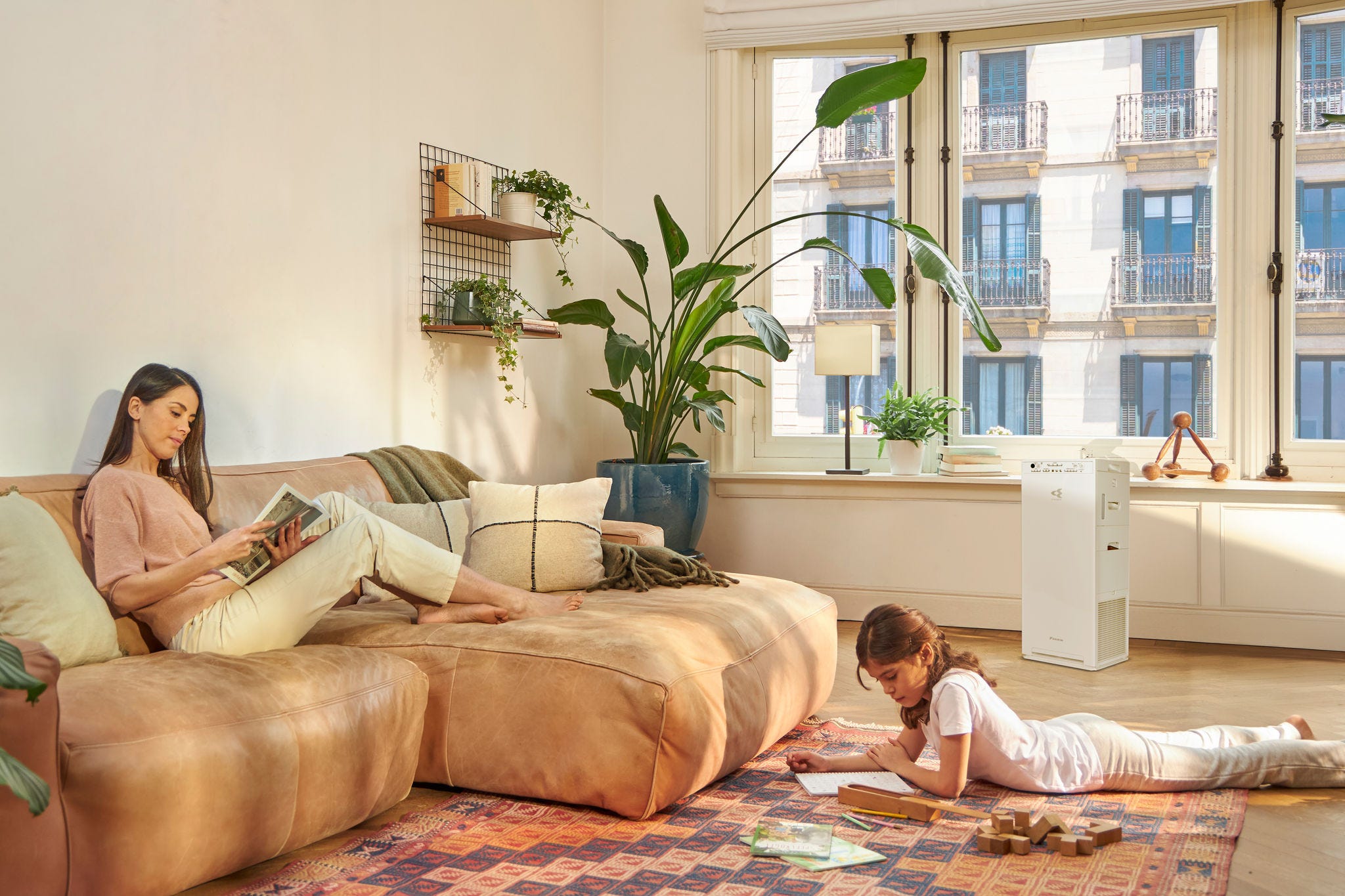 Madre e hija disfrutan de su hogar con buena calidad del aire