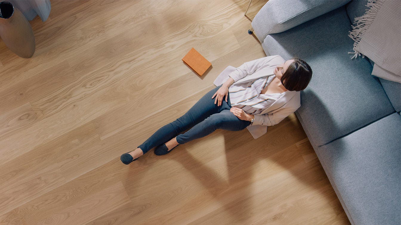 Chica en su salón disfrutando de la aerotermia y del suelo radiante