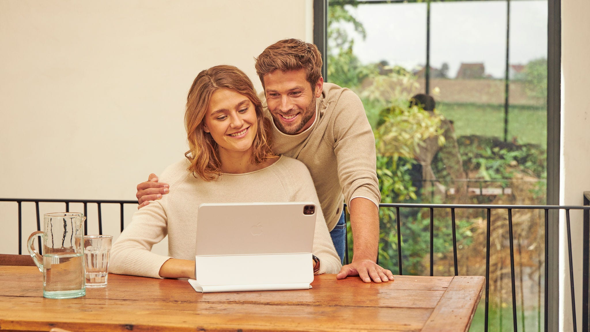 Pareja mirando como afecta el frio a los equipos de aerotermia