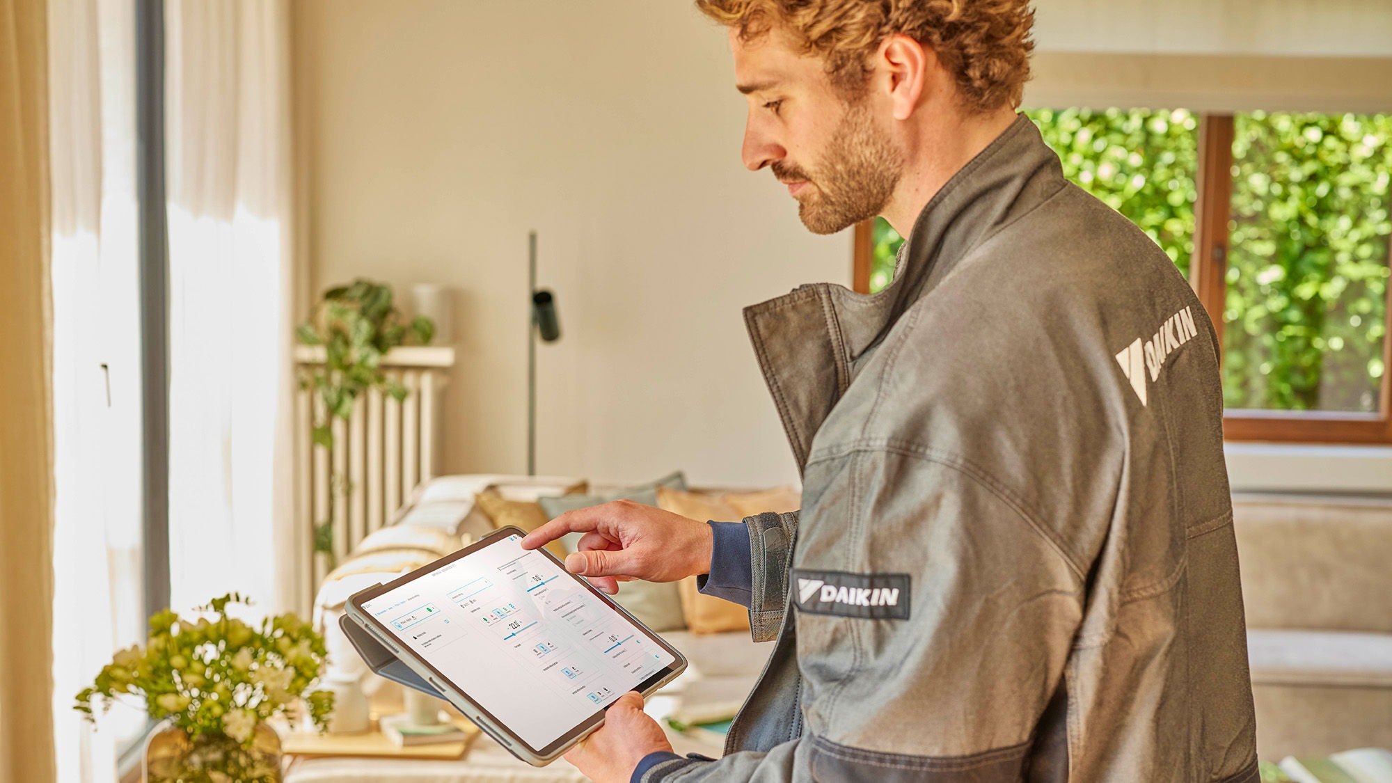Instalador de aire acondicionado con tablet en la mano