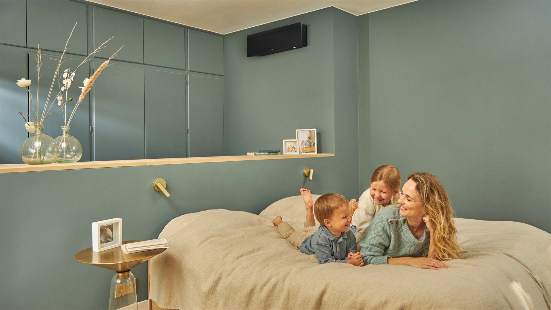 Pareja disfrutando del aire acondicionado de Daikin