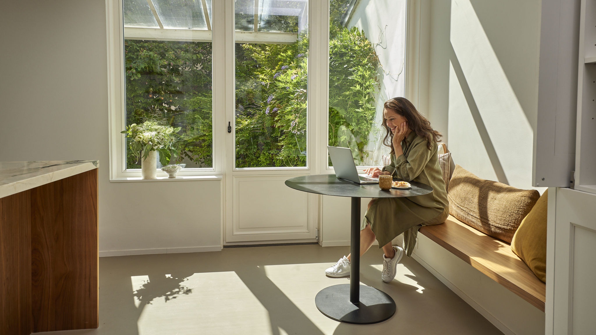 Mujer revisando sus facturas y comprobando el ahorro energético de la aerotermia
