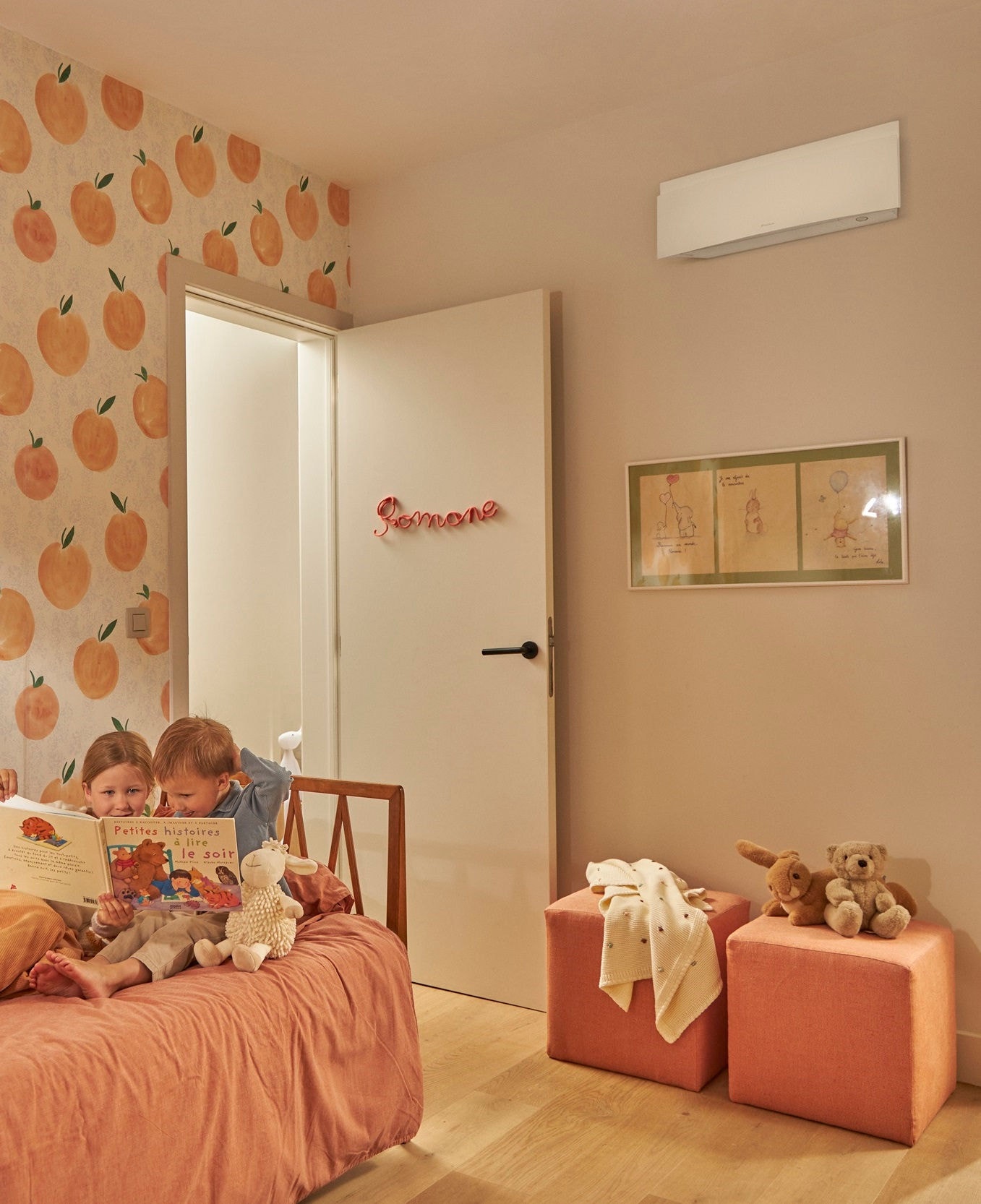 Niños leyendo un libro en la habitación infantil